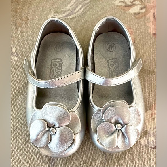 2 pairs girls shoes size 4 - Picture 7 of 9